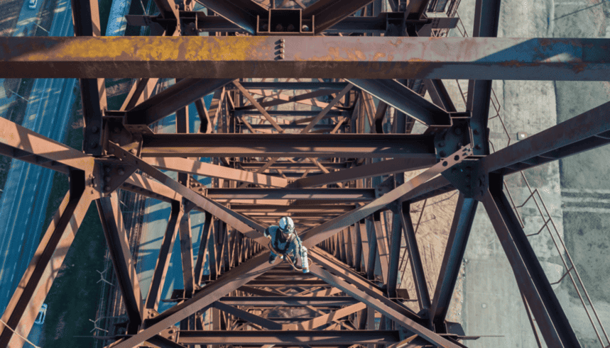 Industriekletterer steht in einem verrosteten Objekt